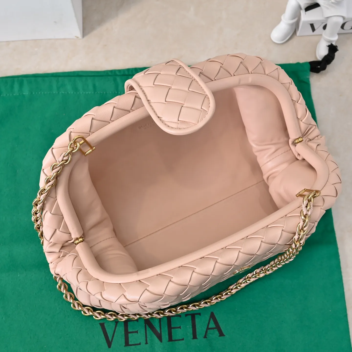 Batch 2260 Bitters Venetia 2024 summer series brings Lauren 1980 handbags back to the public eye. The design of the bag is inspired by ancient Roman architecture. It uses the brand's iconic Intrecciato lambskin woven bag body with a hard frame. No logo can be seen on the whole bag. It is equipped with a leather woven metal chain. When using it as a clutch, just put the chain directly in the bag ~ showing an elegant and timeless style. Decades later, when Lauren Hutton once again walked on the Bottega Venetia spring and summer show with this bag, the charm of the year still remains intact despite the passage of time. Size: 31.5*16.5*11 Style No.: 5807